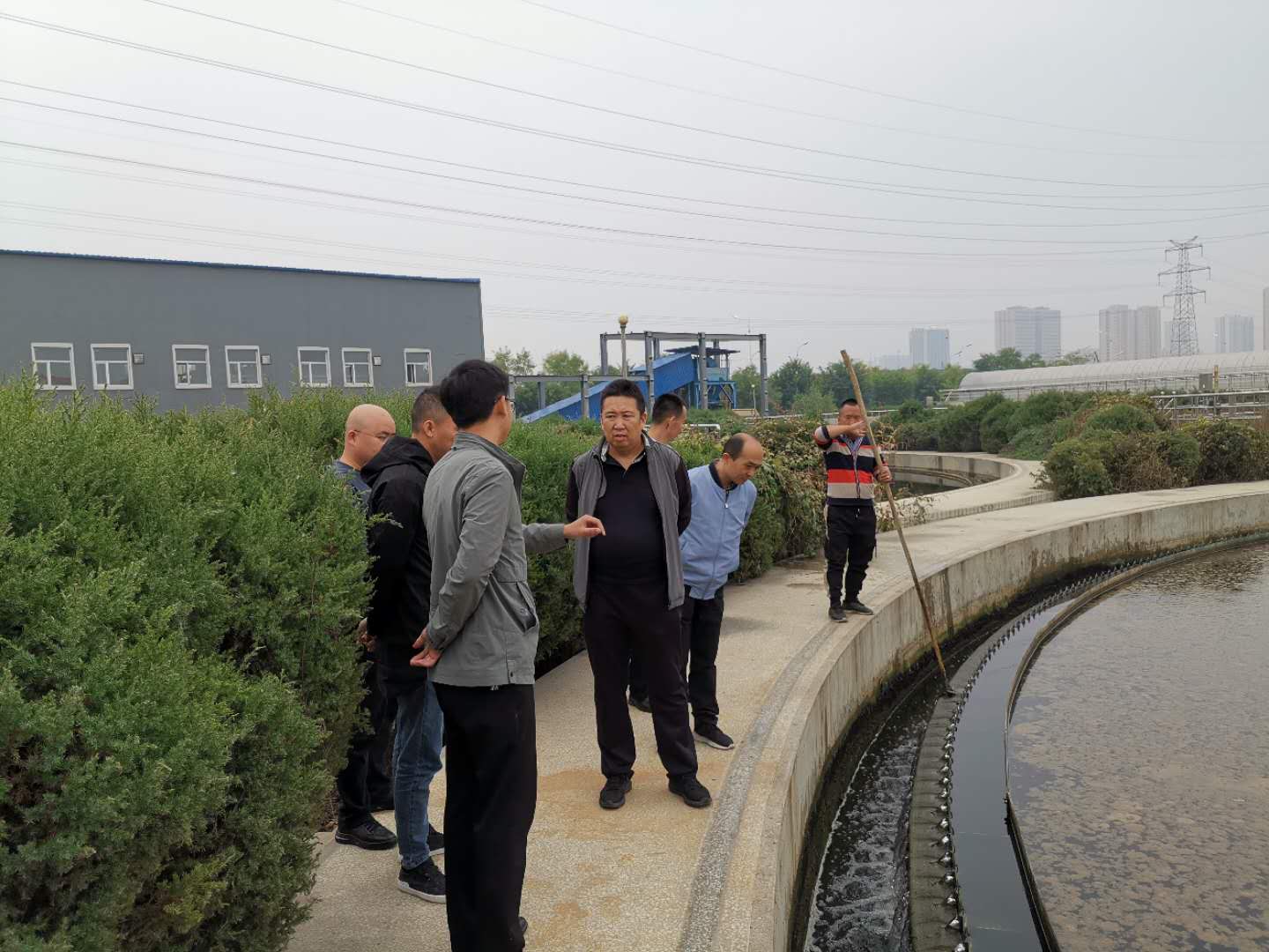 公司總經(jīng)理王建人在供水、污水生產(chǎn)一線開展風(fēng)險(xiǎn)隱患排查 (2).jpg