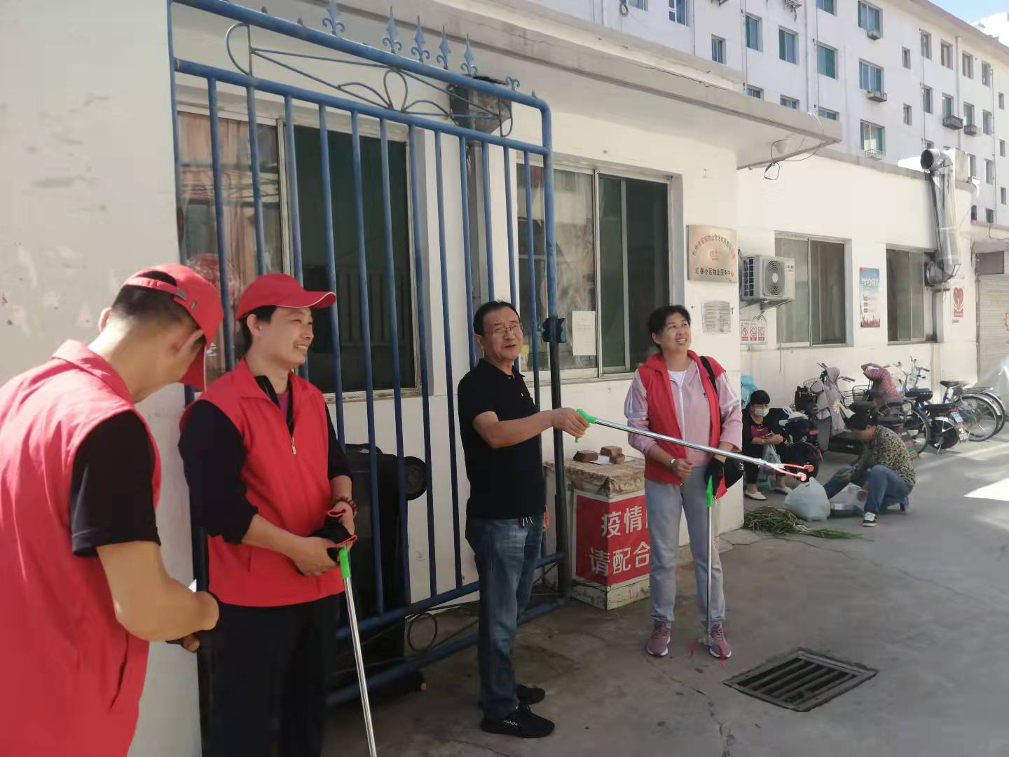 01-9月9日黨委委員、財(cái)務(wù)總監(jiān)辛建人在匯春小區(qū)檢查指導(dǎo)志愿者服務(wù).jpg