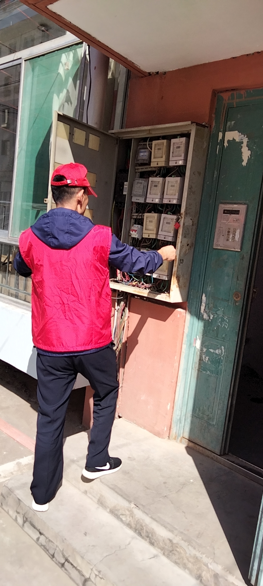 03-公司志愿者專(zhuān)業(yè)電工清理電表箱內(nèi)積塵.jpg